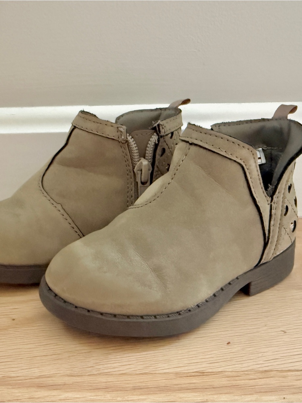 OshKosh B'gosh Taupe Kids Ankle Boots with Side Zip, size 6t
